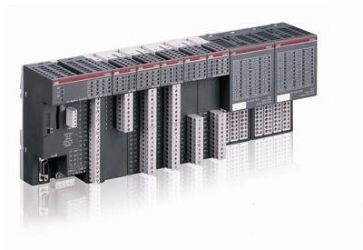 Quais são as características do PLC da ABB?